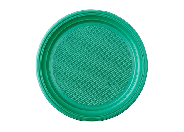 깨끗한 흰색 배경에 분리된 둥근 모양의 일회용 플라스틱 접시에는 질감이 있는 바닥과 둥근 가장자리가 있습니다.