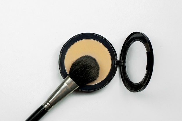 Round shaped face powder foundation with brush