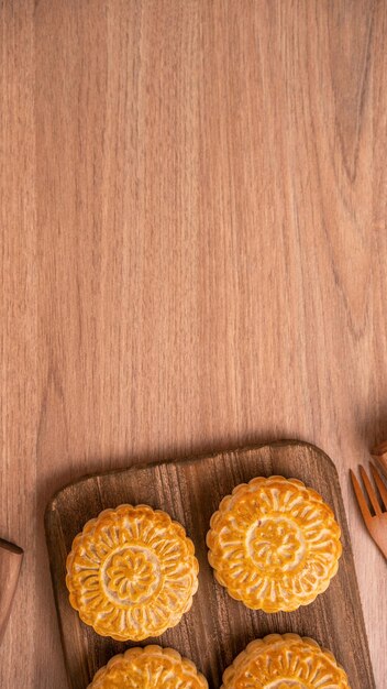 丸い形の月餅月餅中国風ペストリー中秋節中秋節木製の背景とトレイトップビューフラットレイ