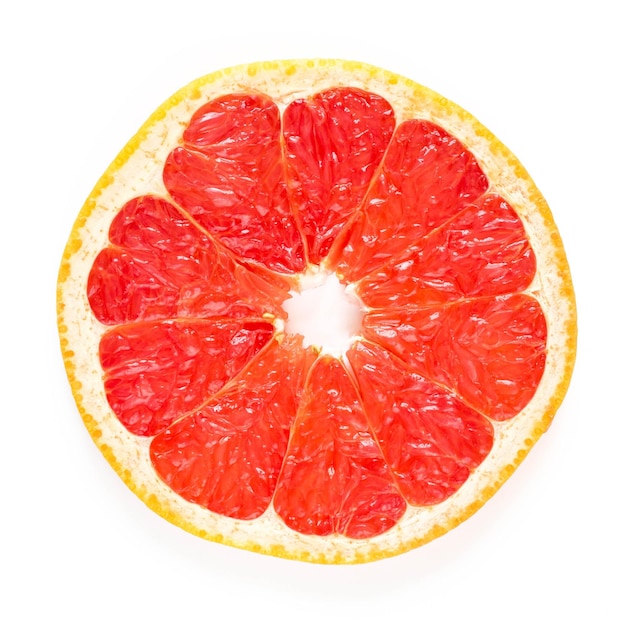 Круглый ломтик свежего грейпфрута на белом фоне