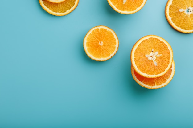 Круглые ломтики сочного апельсина на синем