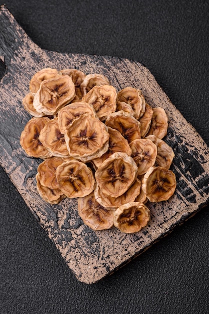 Photo round slices of sweet banana on a dark concrete background ingredients for making vegan sweets