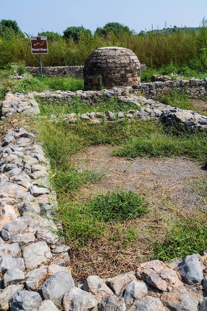 Круглая ступа и древние улицы в Сиркапе, Таксила, Пакистан. ЮНЕСКО