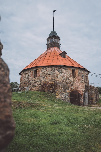 Круглая башня в крепости Корела в России