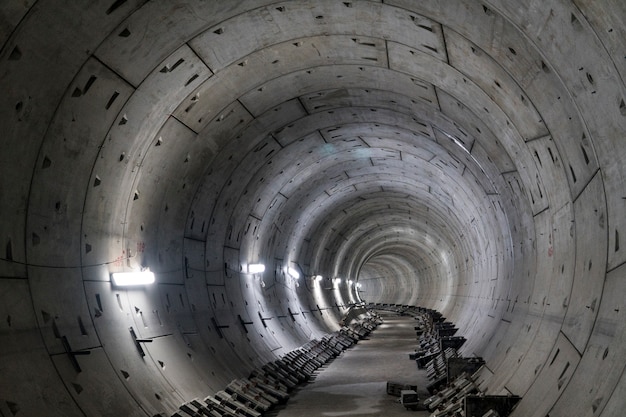 Фото Круглый подземный извилистый тоннель метро, уходящий вдаль