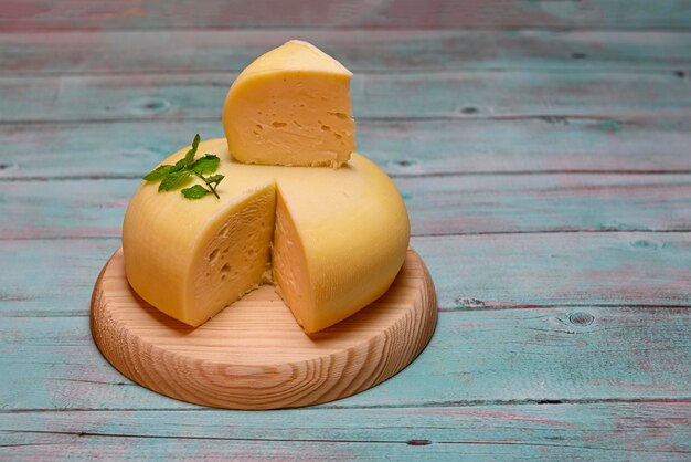 Formaggio di latte di capra fatto in casa bianco rotondo su tavola di legno