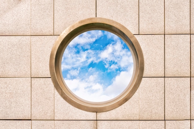 Photo round window to the sky on an old tiled wall