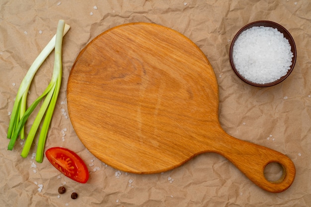 Round wooden oak cutting board