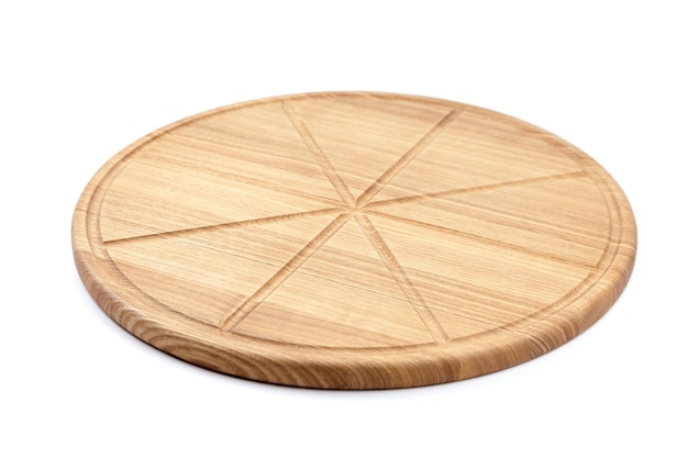 Photo round wooden pizza cutting board with slice grooves isolated on white background