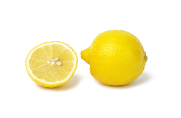 白い背景で隔離の丸い黄色のレモン
