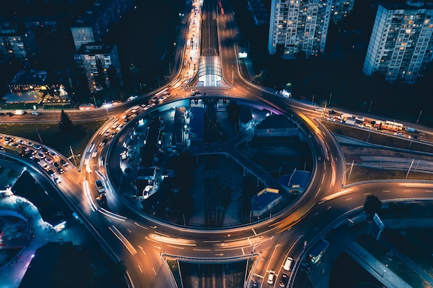 Photo roundabout in the night city airial shot