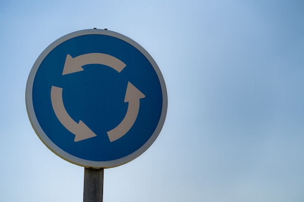 Foto segnale stradale della rotonda su sfondo blu cielo