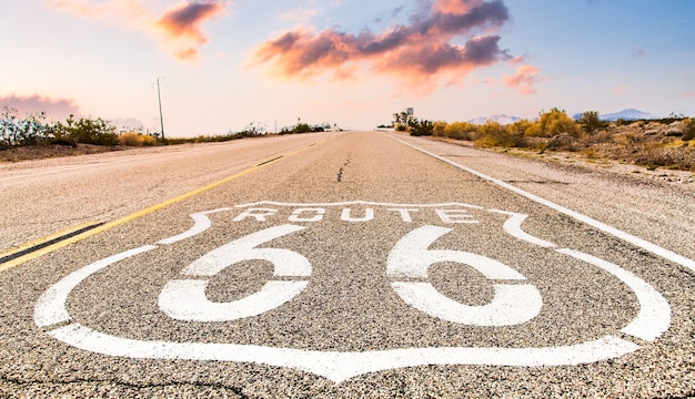 Route 66 verkeersbord met blauwe hemelachtergrond. Historische straat met niemand. Klassiek concept voor reizen en avontuur op een vintage manier.