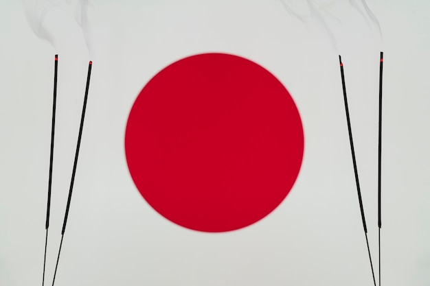 Rouw in het land brandende kaars op de achtergrond van de Japanse vlag Slachtoffers van rampen of oorlogsconcept herdenkingsdag herdenkingsdag Nationale rouw