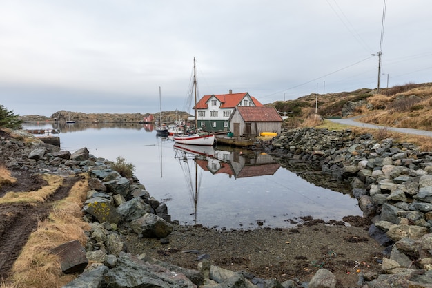 Rovaer in Haugesund, Noorwegen - 11 januari 2018: De Rovaer-archipel in Haugesund, in de Noorse westkust. Boten, huizen en boothuizen aan zee.