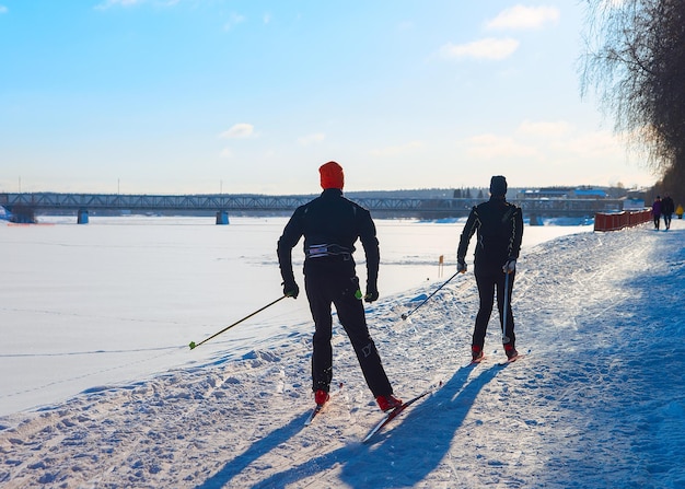 Rovaniemi, Finland - 4 maart 2017: Vrienden skiën in de winter Rovaniemi, Lapland, Finland.