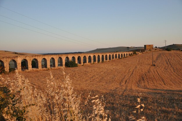 Rovine acquedotto romano al tramonto