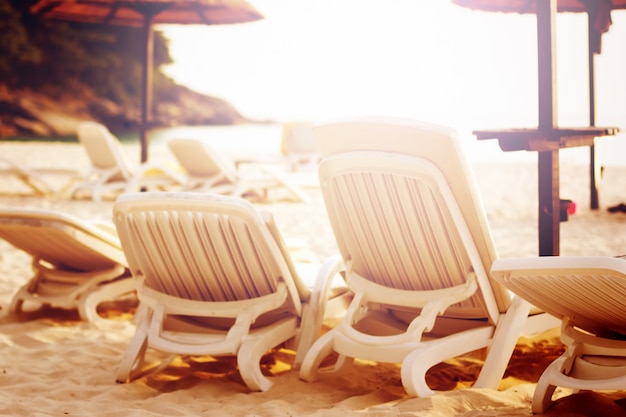 Foto fila delle sedie di spiaggia sul mare