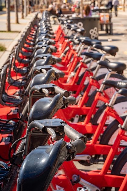 A row of bikes are lined up in a row.