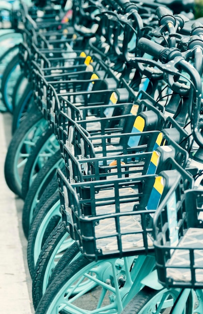 A row of bikes are lined up in a row.