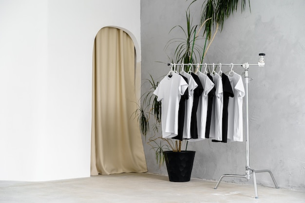 Photo row of black and white tshirts hanging on rack