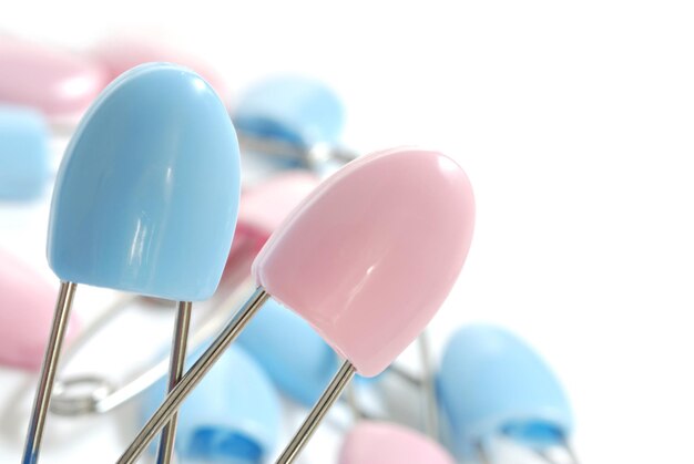 Photo a row of blue and pink chairs with one that saysblue