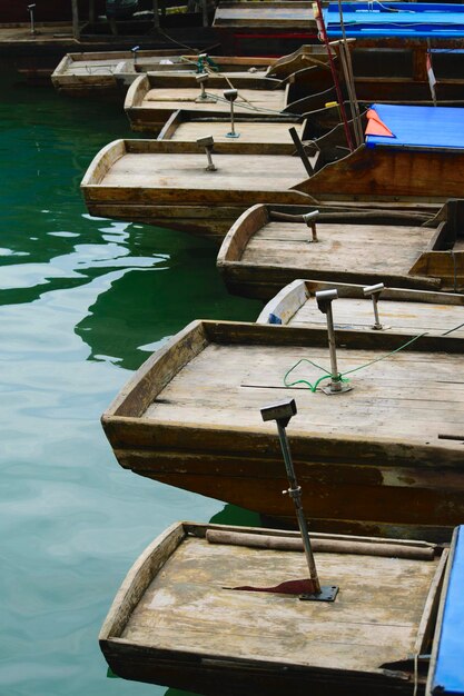 Foto una fila di barche ormeggiate in acqua