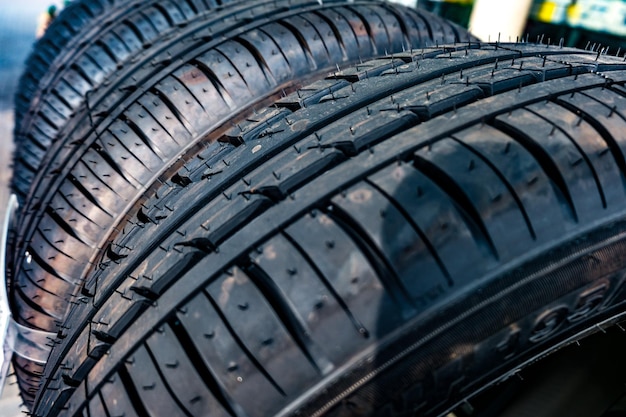 Fila di pneumatici sporchi per auto al magazzino nel negozio di pneumatici