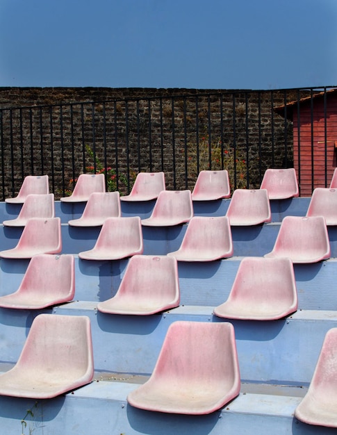 Photo row of chairs against clear sky