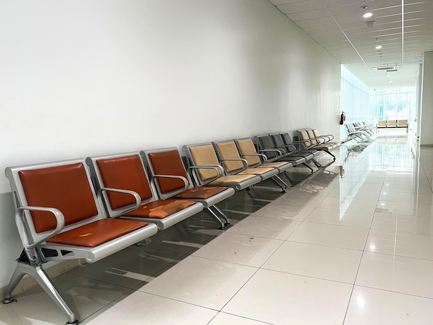 Photo row of chairs in modern office building