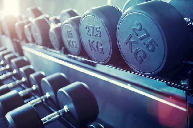 Fila di manubri in palestra. sfondo di fitness