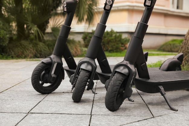 Ряд электрических скутеров на открытом воздухе крупным планом Услуги по аренде