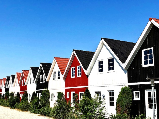 Photo row houses against clear blue sky