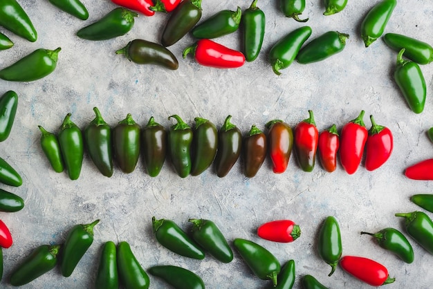 Foto fila di peperoni jalapeno su sfondo di cemento