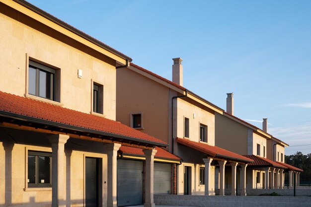 Photo a row of new townhouses or condominiums