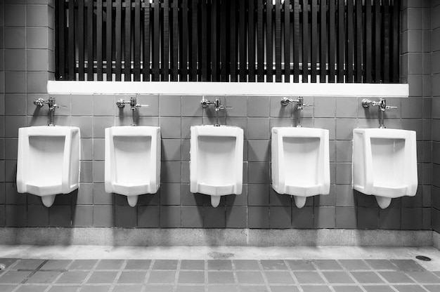 Photo row of objects on tiled floor