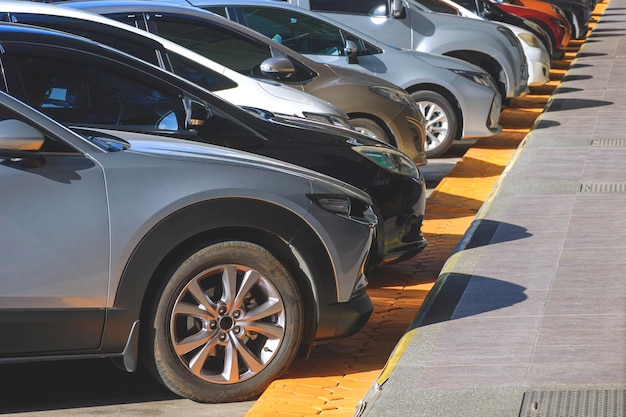 Фото Ряд автомобилей, аккуратно припаркованных на стоянке на улице, перспективный вид сбоку с копией пространства