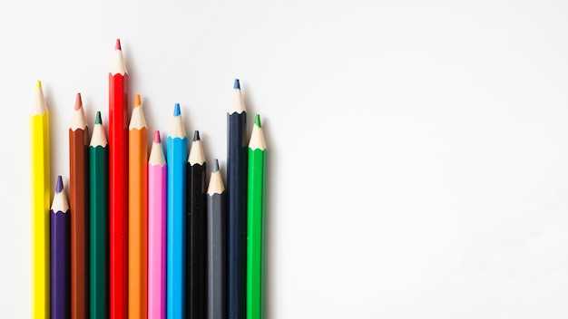 Фото Ряд цветных острых карандашей на белом фоне