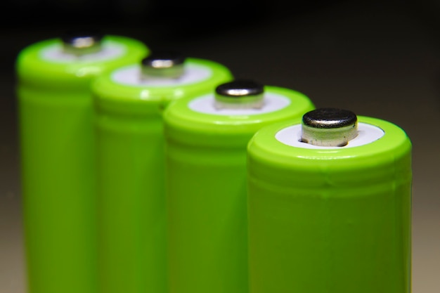 Фото Ряд зеленых аккумуляторных батарей с акцентом на передней