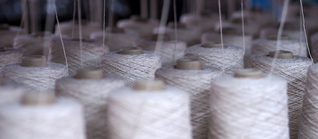 Ряд текстильных нитей промышленности