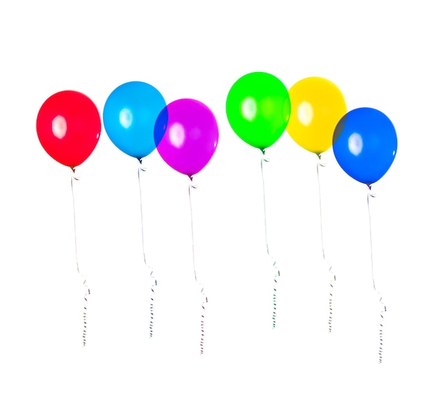 Fila di palloncini per feste appesi in aria su sfondo bianco decorazione di compleanno biglietto di auguri per la celebrazione