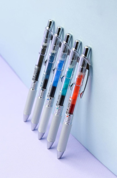 Photo a row of pens with coloful colors