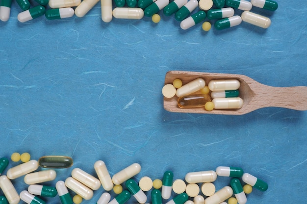 Photo a row of pills and a wooden boat with the word pills on it