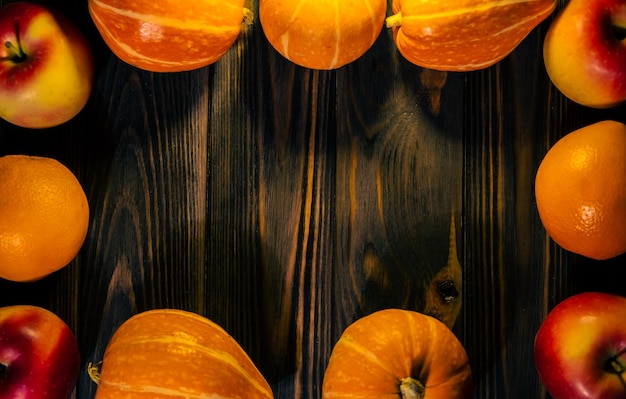 Photo a row of pumpkins on a wooden background