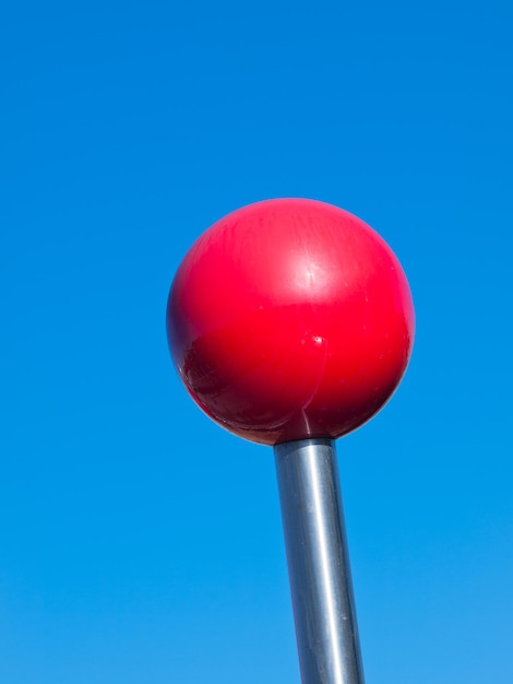 コロラド州デンバーの現代的なライトレール停留所の赤いボールの列。