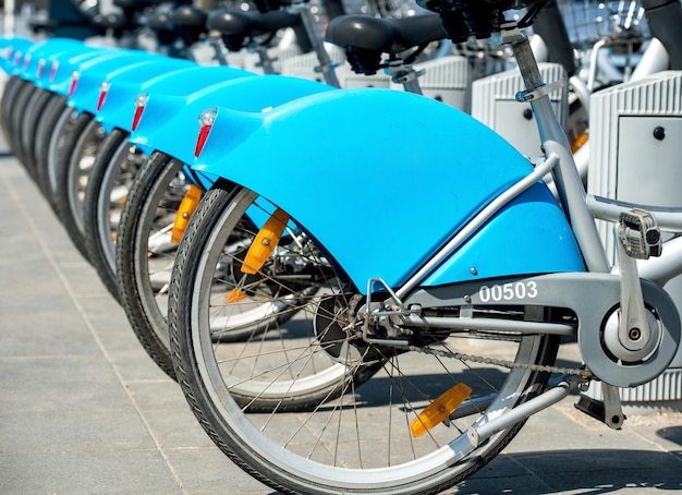 Foto fila di biciclette a noleggio