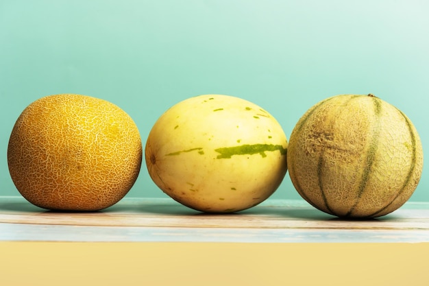 Photo a row of ripe melons of different varieties