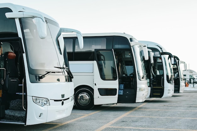 Foto una fila di autobus turistici nel parcheggio