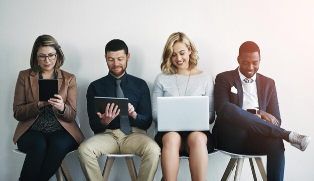 Row werving en zakenlieden met technologie interview en ontmoeting voor zakelijk voorstel Laptop sociale media en online voor internetverbinding netwerken en diversiteit op de werkplek