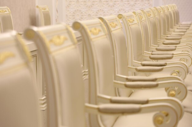 회의실 이나 세미나실 에서  ⁇ 색 의자 의 줄 이 사진 의 클로즈업 이다